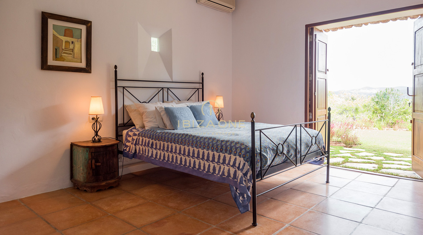 Grote luxe woning nabij Ibiza met uitzicht op het platteland te koop