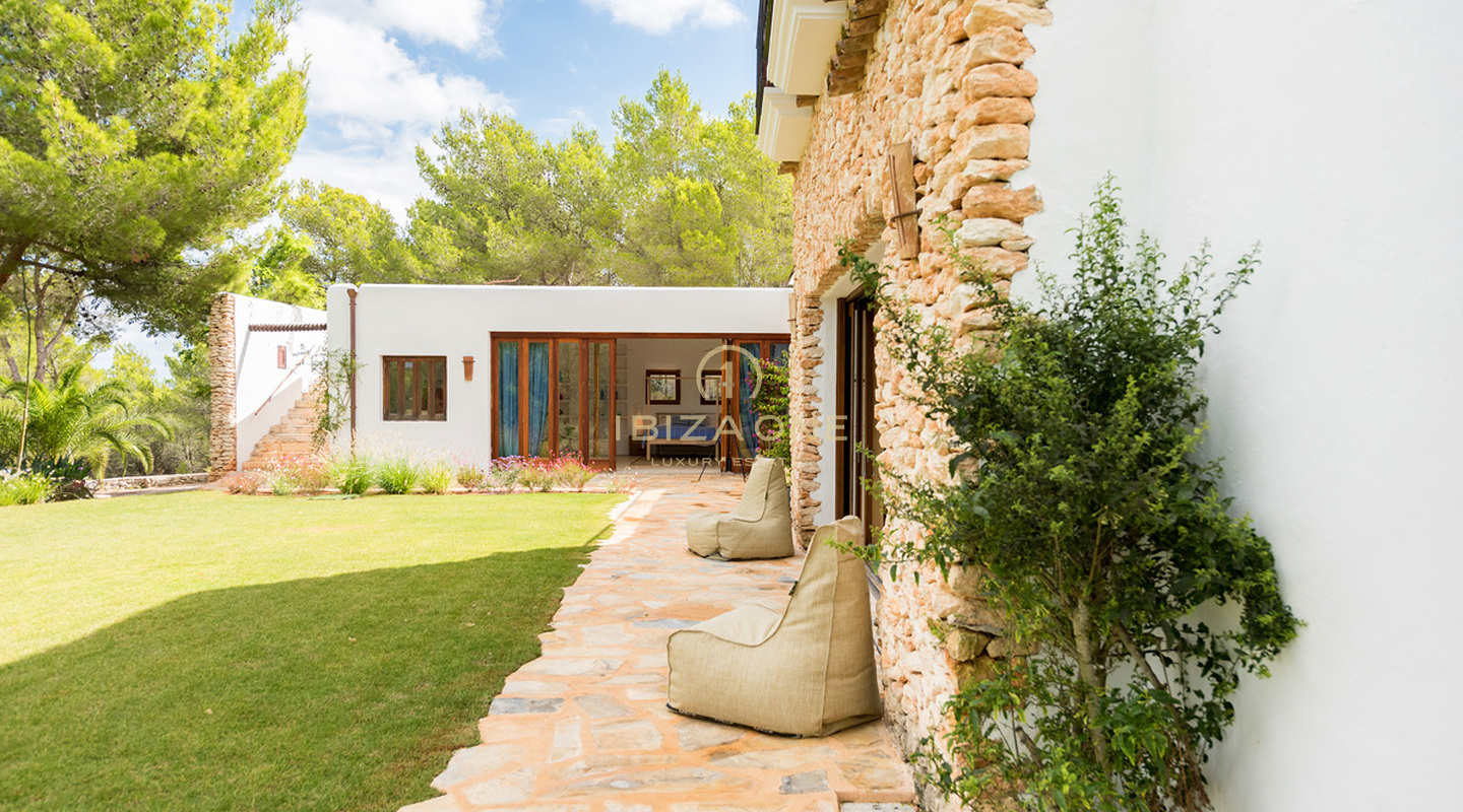 Grote luxe woning nabij Ibiza met uitzicht op het platteland te koop