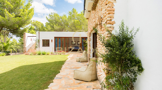 Gran propiedad de lujo cerca de Ibiza con vistas al campo en venta