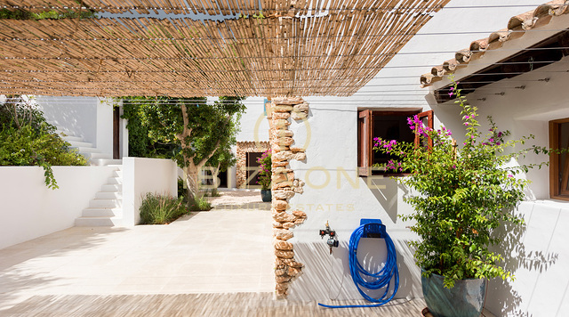 Grote luxe woning nabij Ibiza met uitzicht op het platteland te koop