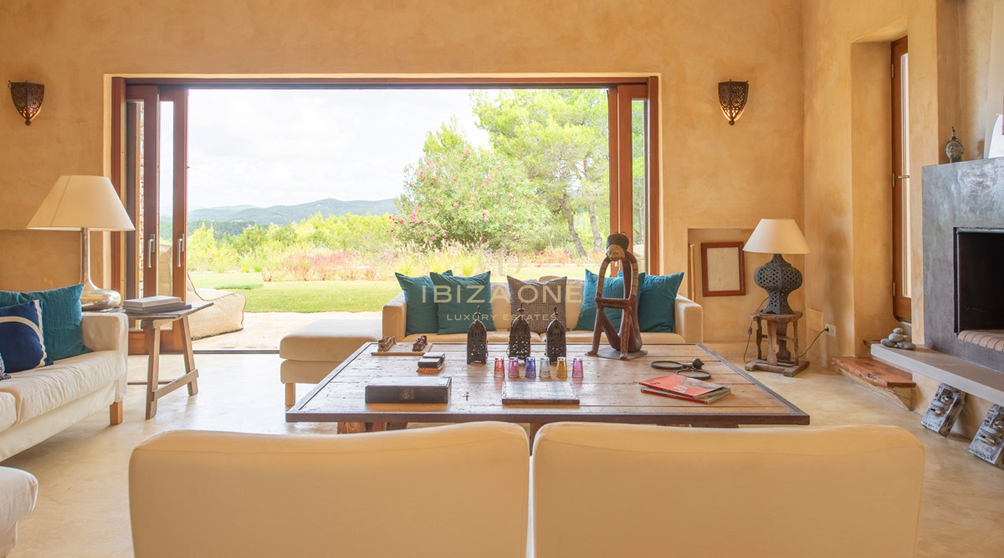 Grote luxe woning nabij Ibiza met uitzicht op het platteland te koop