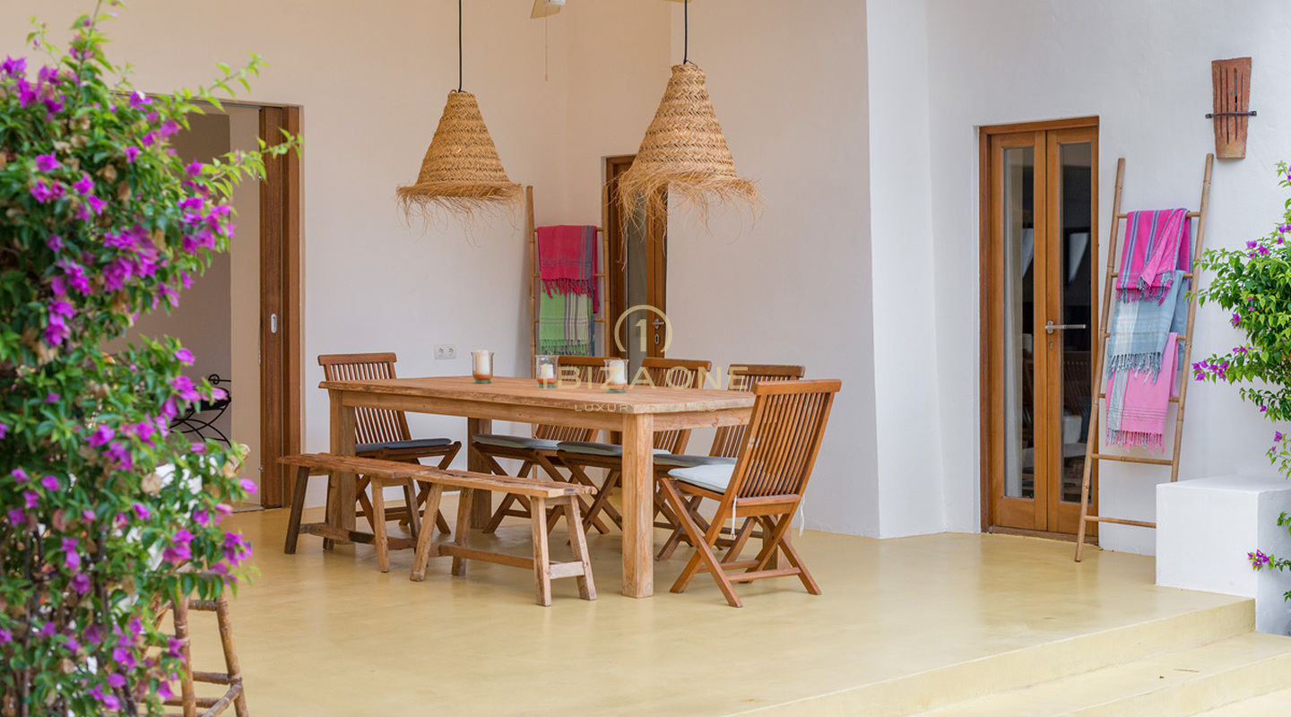 Grote luxe woning nabij Ibiza met uitzicht op het platteland te koop