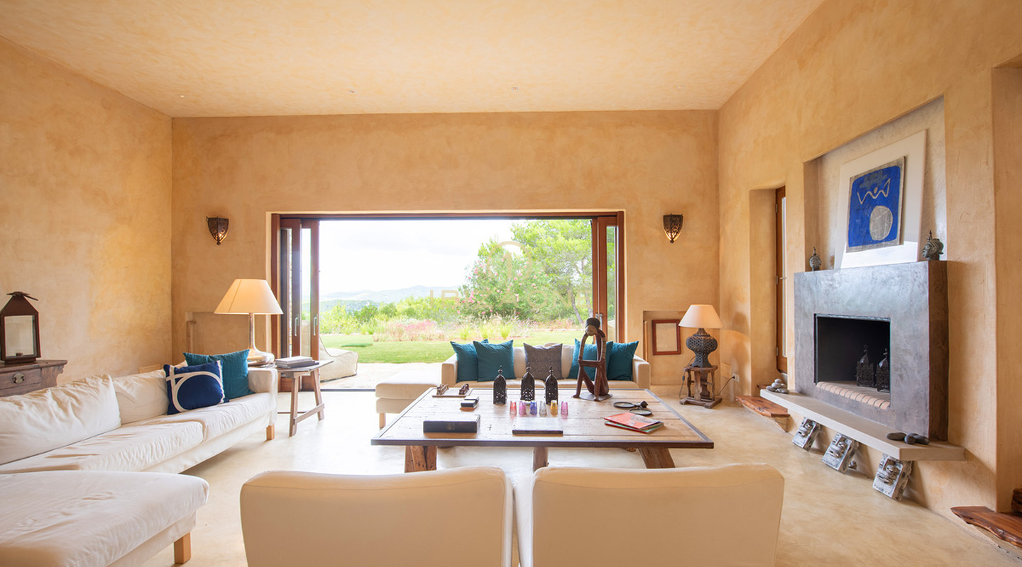 Grande proprietà di lusso vicino a Ibiza con vista sulla campagna in vendita
