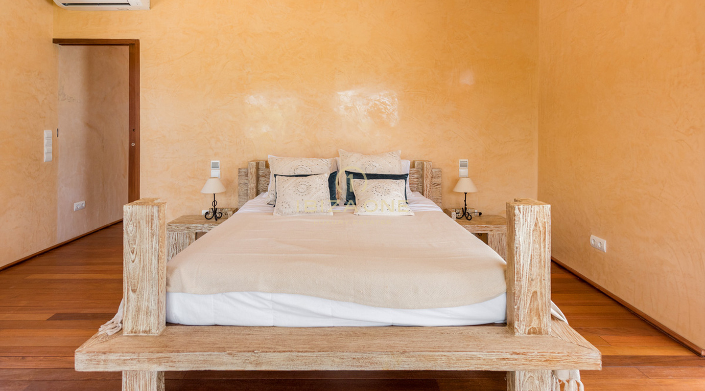 Grote luxe woning nabij Ibiza met uitzicht op het platteland te koop