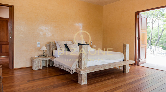 Grote luxe woning nabij Ibiza met uitzicht op het platteland te koop