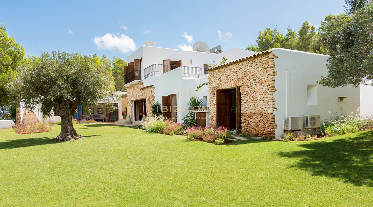 Grote luxe woning nabij Ibiza met uitzicht op het platteland te koop