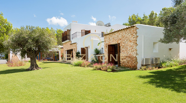 Grote luxe woning nabij Ibiza met uitzicht op het platteland te koop