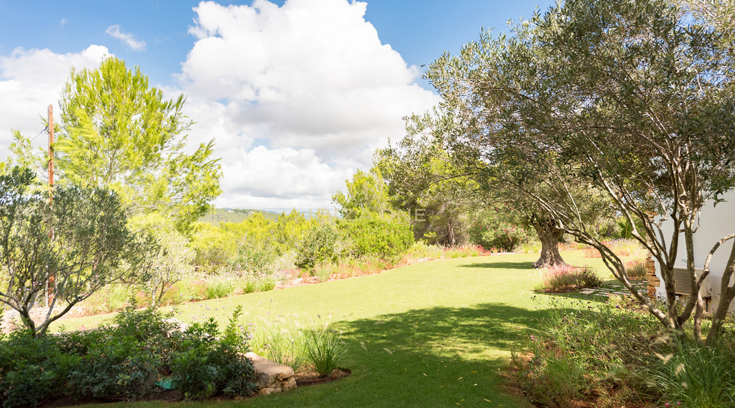 Большая роскошная недвижимость недалеко от Ибицы с видом на сельскую местность на продажу