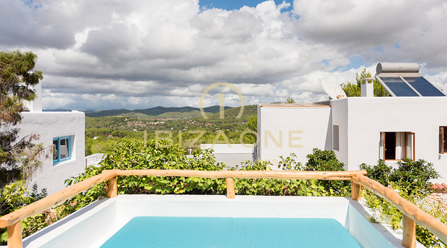 Grote luxe woning nabij Ibiza met uitzicht op het platteland te koop