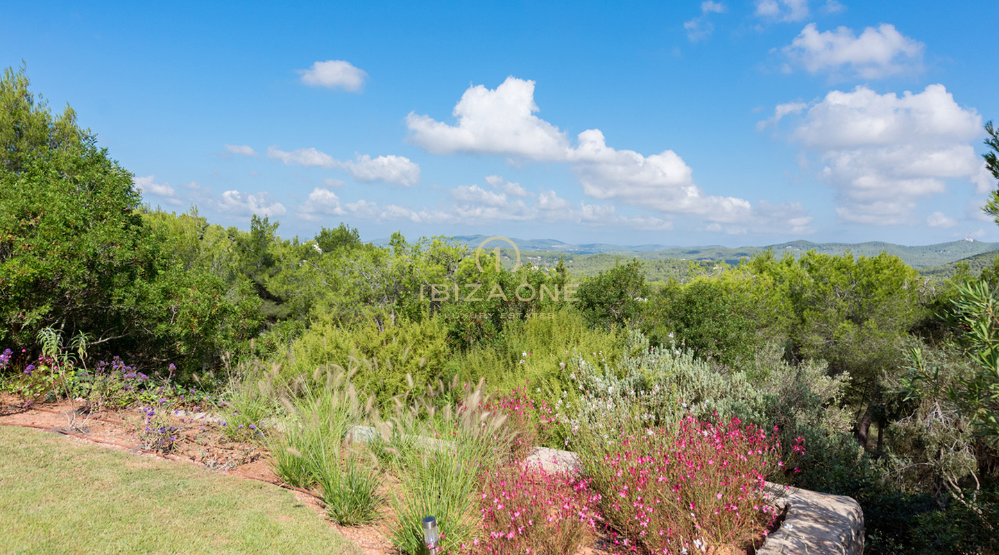 Grote luxe woning nabij Ibiza met uitzicht op het platteland te koop