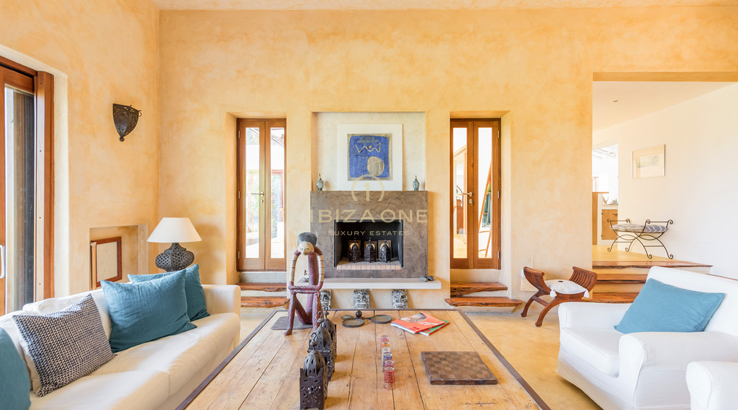 Grote luxe woning nabij Ibiza met uitzicht op het platteland te koop