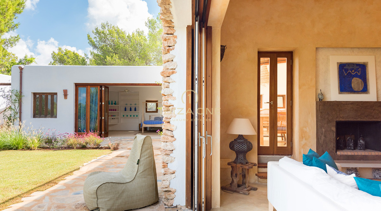 Gran propiedad de lujo cerca de Ibiza con vistas al campo en venta