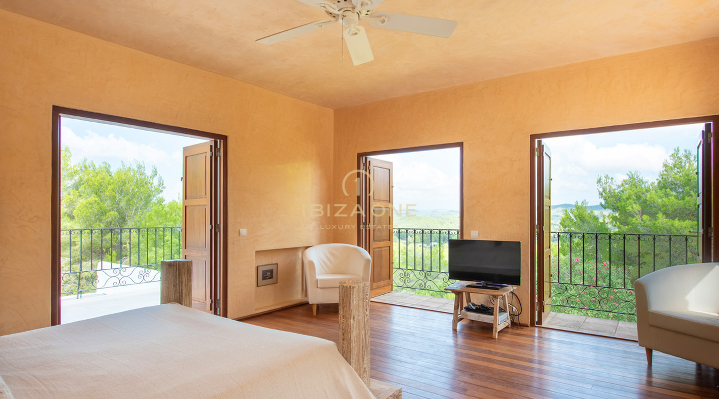 Grote luxe woning nabij Ibiza met uitzicht op het platteland te koop