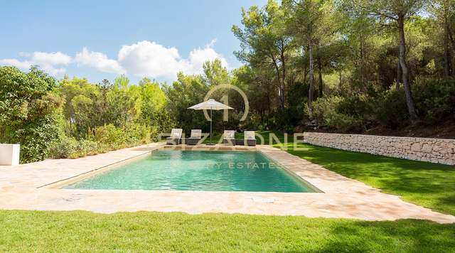 Gran propiedad de lujo cerca de Ibiza con vistas al campo en venta