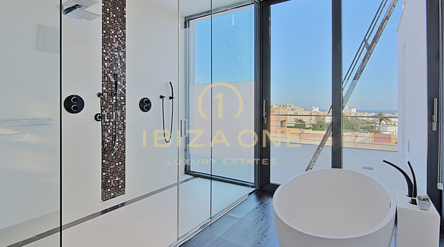Villa de luxe moderne à vendre près d'Ibiza, Ibiza - Villa de luxe moderne à louer près d'Ibiza, Ibiza - La villa dispose d'une licence de location touristique avec le numéro suivant ET-0269-E
