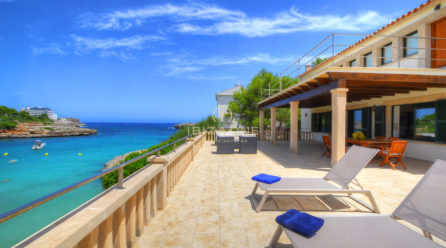 Preciosa villa de lujo en primera línea de estilo mallorquín justo en la playa con licencia de alquiler en venta, Ibiza - Preciosa villa de lujo en primera línea de estilo mallorquín justo en la playa con licencia de alquiler en alquiler, Ibiza