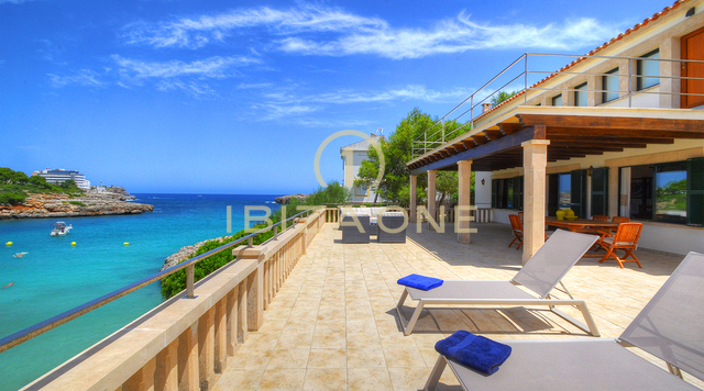 Bellissima villa di lusso in prima linea in stile maiorchino, direttamente sulla spiaggia, con licenza di affitto, in vendita, Ibiza - Bellissima villa di lusso in prima linea in stile maiorchino, direttamente sulla spiaggia, con licenza di affitto, in affitto, Ibiza