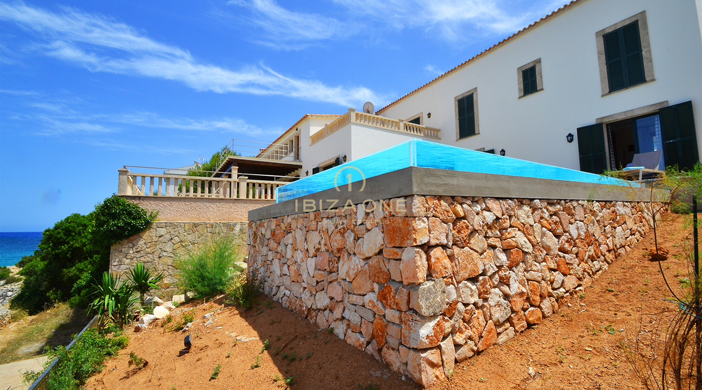 Beautiful luxury first line villa in Mallorcan style right on the beach with rental license for sale, Ibiza - Beautiful luxury first line villa in Mallorcan style right on the beach with rental license for rent, Ibiza