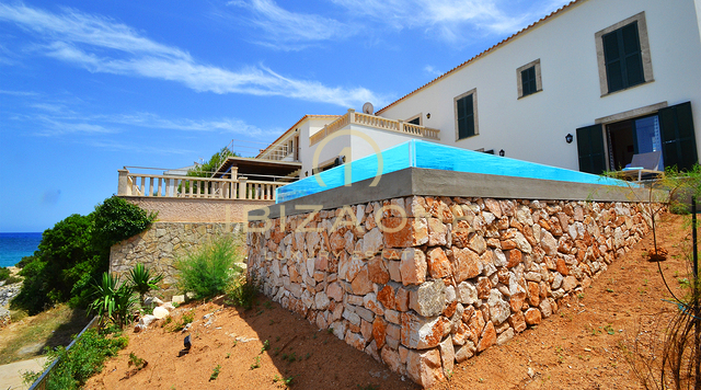 Preciosa villa de lujo en primera línea de estilo mallorquín justo en la playa con licencia de alquiler en venta, Ibiza - Preciosa villa de lujo en primera línea de estilo mallorquín justo en la playa con licencia de alquiler en alquiler, Ibiza