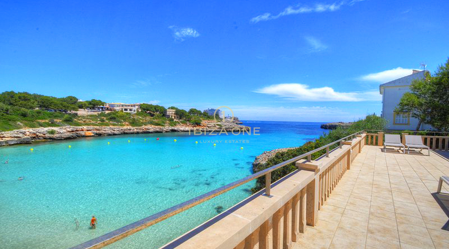 Beautiful luxury first line villa in Mallorcan style right on the beach with rental license for sale, Ibiza - Beautiful luxury first line villa in Mallorcan style right on the beach with rental license for rent, Ibiza