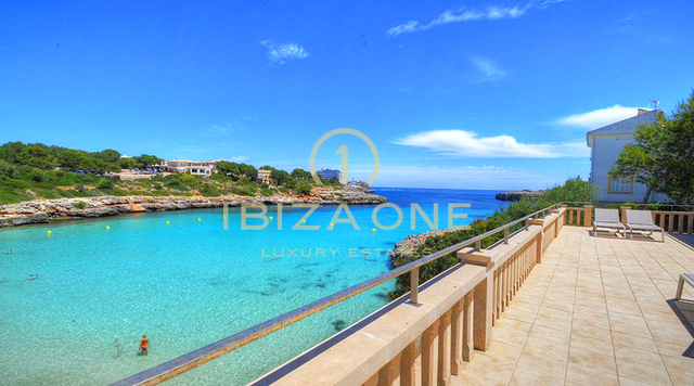 Beautiful luxury first line villa in Mallorcan style right on the beach with rental license for sale, Ibiza - Beautiful luxury first line villa in Mallorcan style right on the beach with rental license for rent, Ibiza