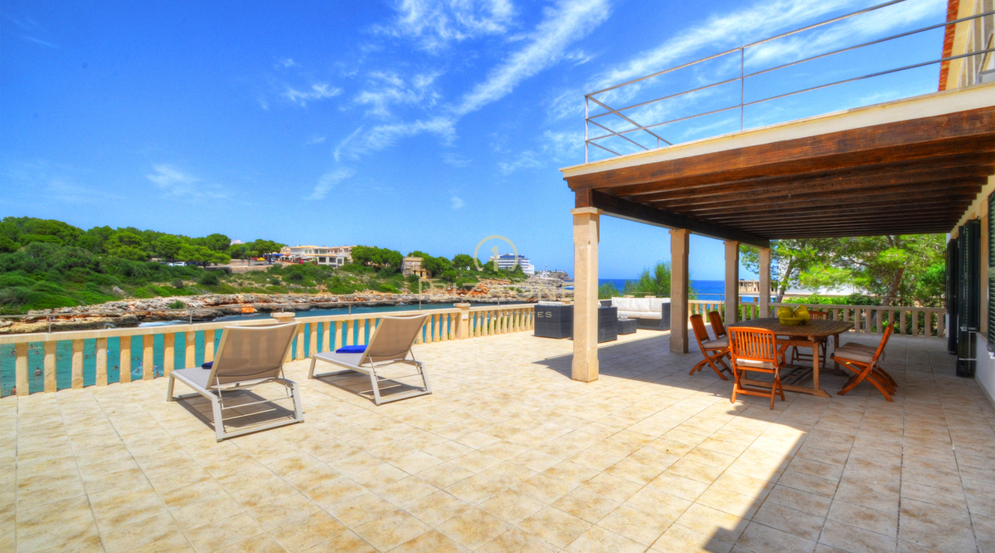 Beautiful luxury first line villa in Mallorcan style right on the beach with rental license for sale, Ibiza - Beautiful luxury first line villa in Mallorcan style right on the beach with rental license for rent, Ibiza
