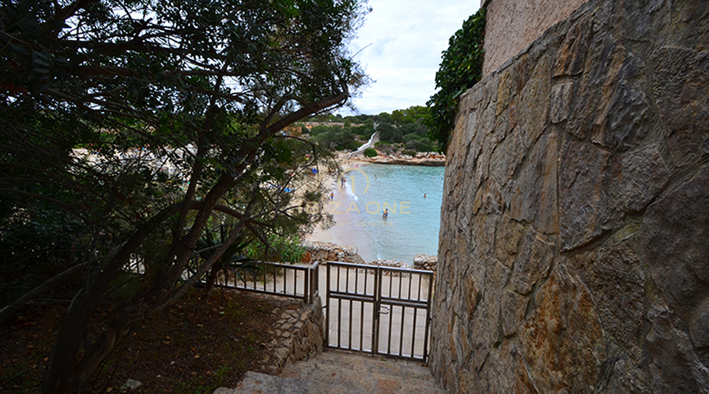 Belle villa de luxe en première ligne de style majorquin directement sur la plage avec licence de location à vendre, Ibiza - Belle villa de luxe en première ligne de style majorquin directement sur la plage avec licence de location à louer, Ibiza