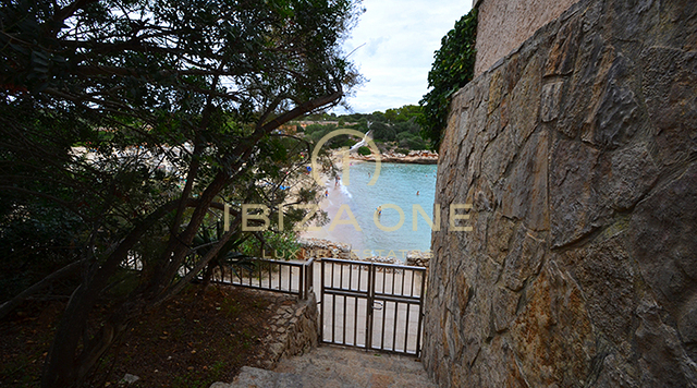 Preciosa villa de lujo en primera línea de estilo mallorquín justo en la playa con licencia de alquiler en venta, Ibiza - Preciosa villa de lujo en primera línea de estilo mallorquín justo en la playa con licencia de alquiler en alquiler, Ibiza