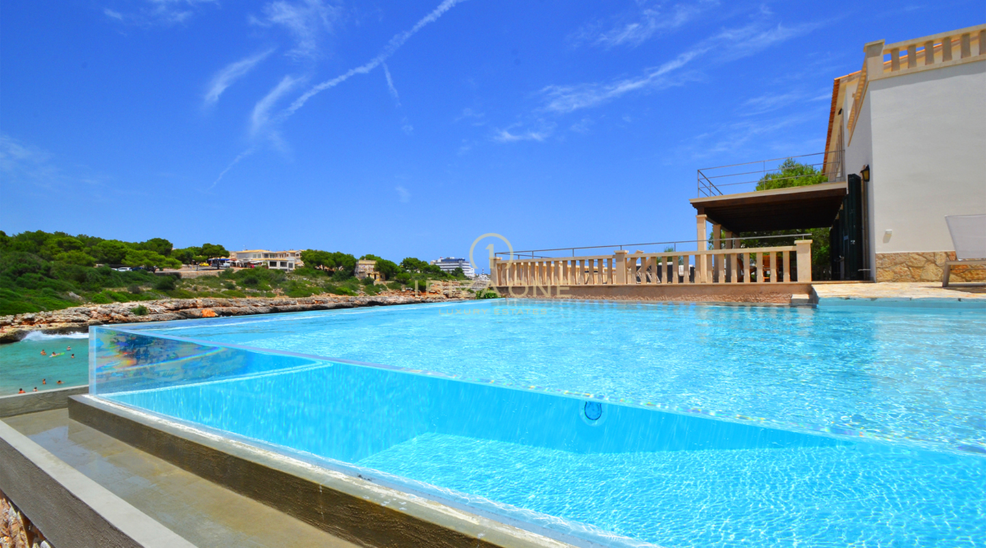 Beautiful luxury first line villa in Mallorcan style right on the beach with rental license for sale, Ibiza - Beautiful luxury first line villa in Mallorcan style right on the beach with rental license for rent, Ibiza