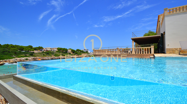 Beautiful luxury first line villa in Mallorcan style right on the beach with rental license for sale, Ibiza - Beautiful luxury first line villa in Mallorcan style right on the beach with rental license for rent, Ibiza