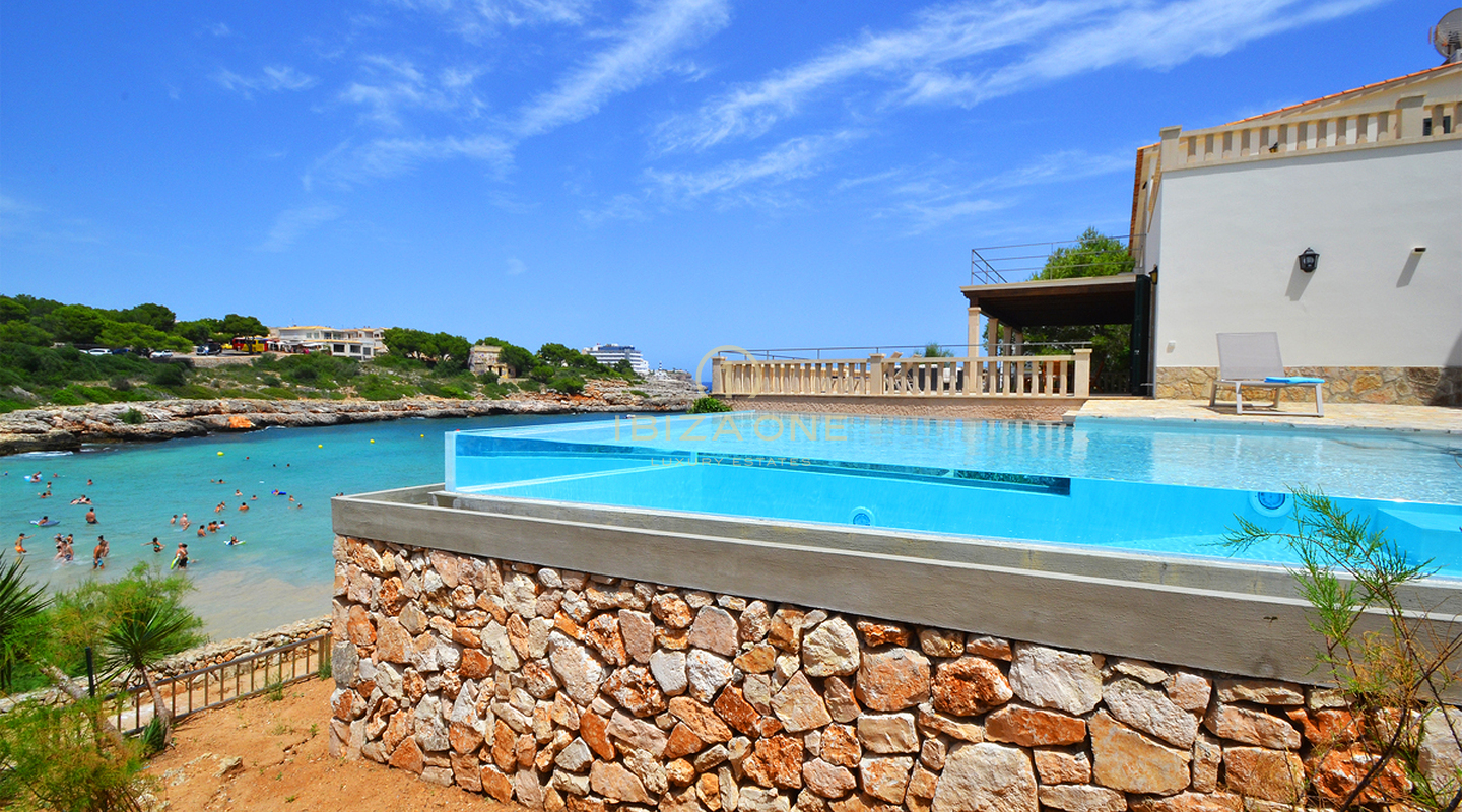 Beautiful luxury first line villa in Mallorcan style right on the beach with rental license for sale, Ibiza - Beautiful luxury first line villa in Mallorcan style right on the beach with rental license for rent, Ibiza