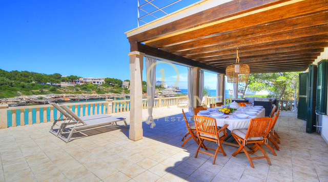 Beautiful luxury first line villa in Mallorcan style right on the beach with rental license for sale, Ibiza - Beautiful luxury first line villa in Mallorcan style right on the beach with rental license for rent, Ibiza