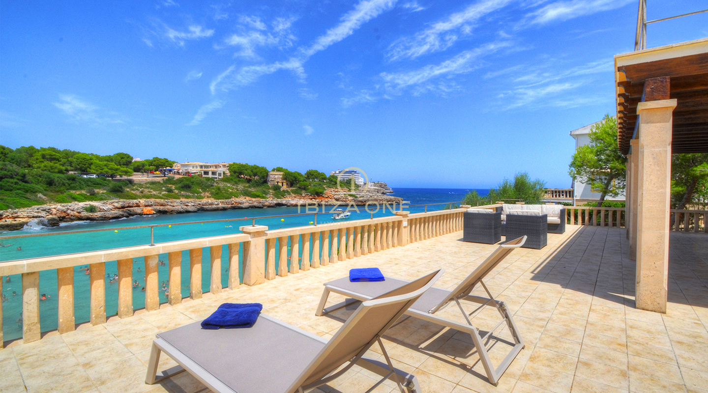 Beautiful luxury first line villa in Mallorcan style right on the beach with rental license for sale, Ibiza - Beautiful luxury first line villa in Mallorcan style right on the beach with rental license for rent, Ibiza