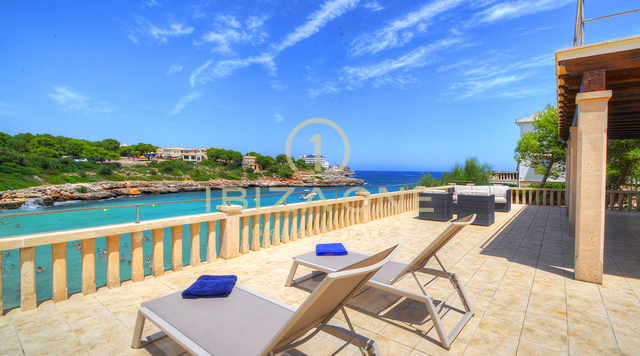 Belle villa de luxe en première ligne de style majorquin directement sur la plage avec licence de location à vendre, Ibiza - Belle villa de luxe en première ligne de style majorquin directement sur la plage avec licence de location à louer, Ibiza