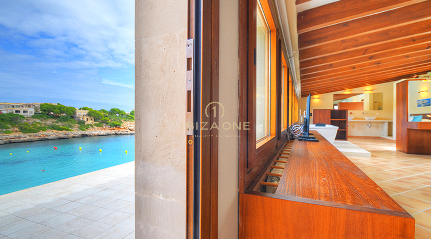 Bellissima villa di lusso in prima linea in stile maiorchino, direttamente sulla spiaggia, con licenza di affitto, in vendita, Ibiza - Bellissima villa di lusso in prima linea in stile maiorchino, direttamente sulla spiaggia, con licenza di affitto, in affitto, Ibiza