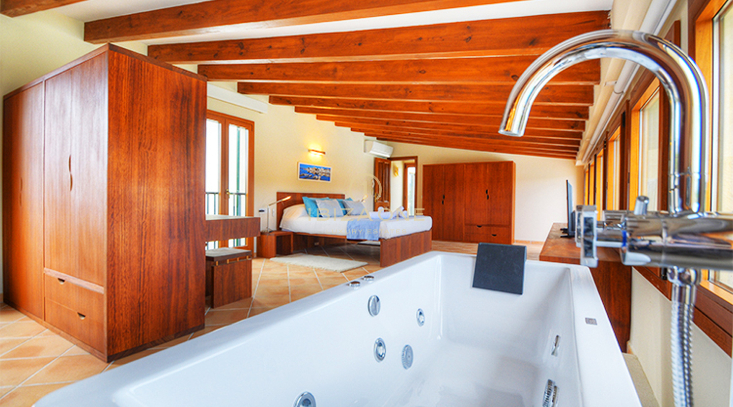 Beautiful luxury first line villa in Mallorcan style right on the beach with rental license for sale, Ibiza - Beautiful luxury first line villa in Mallorcan style right on the beach with rental license for rent, Ibiza
