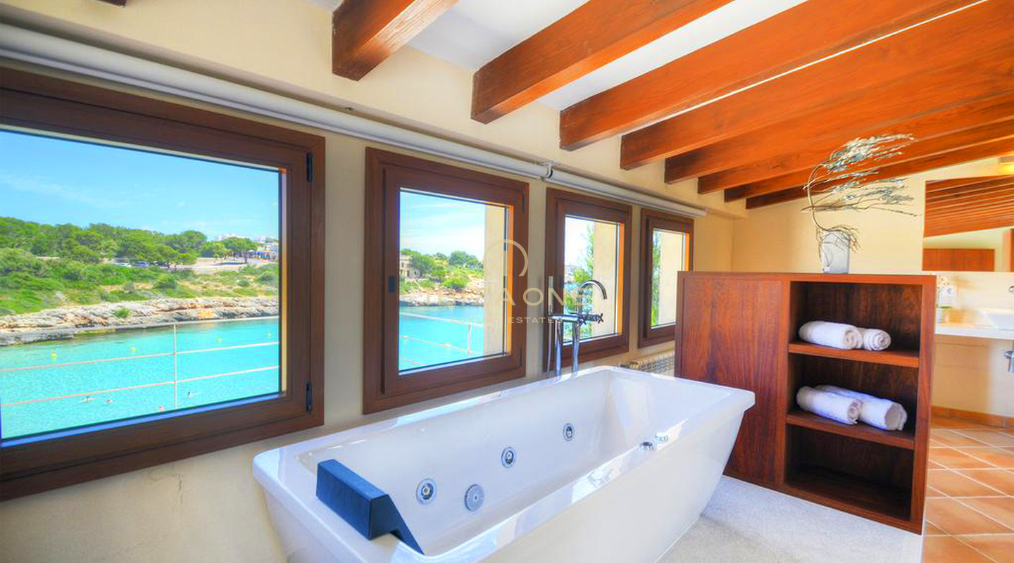 Bellissima villa di lusso in prima linea in stile maiorchino, direttamente sulla spiaggia, con licenza di affitto, in vendita, Ibiza - Bellissima villa di lusso in prima linea in stile maiorchino, direttamente sulla spiaggia, con licenza di affitto, in affitto, Ibiza