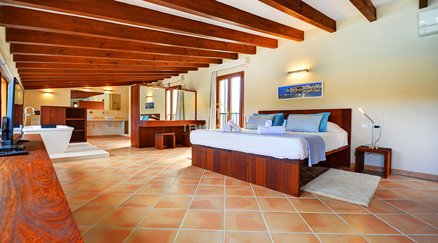 Preciosa villa de lujo en primera línea de estilo mallorquín justo en la playa con licencia de alquiler en venta, Ibiza - Preciosa villa de lujo en primera línea de estilo mallorquín justo en la playa con licencia de alquiler en alquiler, Ibiza