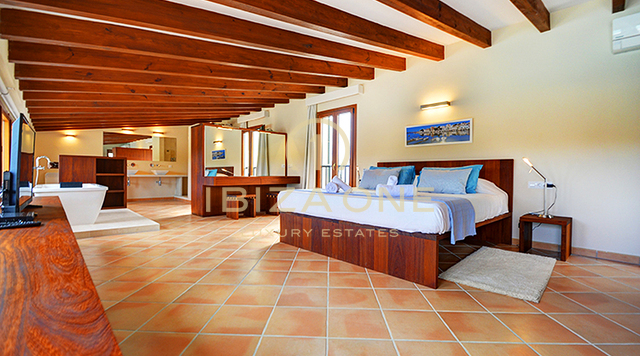 Belle villa de luxe en première ligne de style majorquin directement sur la plage avec licence de location à vendre, Ibiza - Belle villa de luxe en première ligne de style majorquin directement sur la plage avec licence de location à louer, Ibiza
