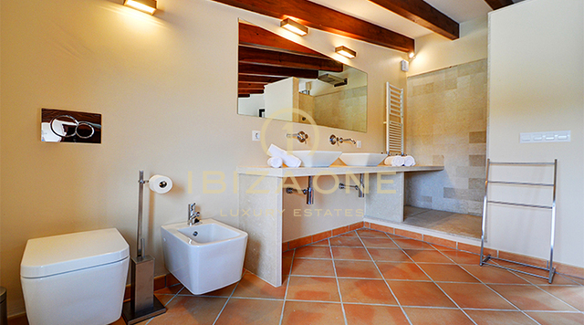 Preciosa villa de lujo en primera línea de estilo mallorquín justo en la playa con licencia de alquiler en venta, Ibiza - Preciosa villa de lujo en primera línea de estilo mallorquín justo en la playa con licencia de alquiler en alquiler, Ibiza