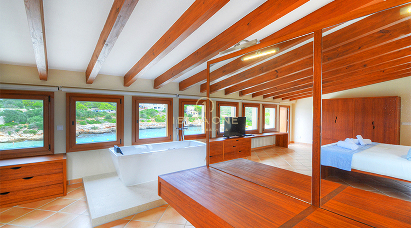 Beautiful luxury first line villa in Mallorcan style right on the beach with rental license for sale, Ibiza - Beautiful luxury first line villa in Mallorcan style right on the beach with rental license for rent, Ibiza