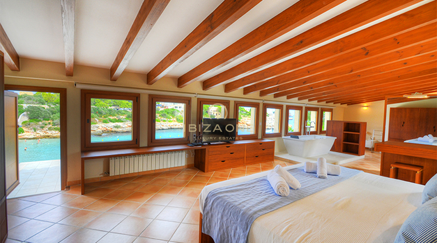 Preciosa villa de lujo en primera línea de estilo mallorquín justo en la playa con licencia de alquiler en venta, Ibiza - Preciosa villa de lujo en primera línea de estilo mallorquín justo en la playa con licencia de alquiler en alquiler, Ibiza