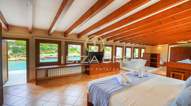 Preciosa villa de lujo en primera línea de estilo mallorquín justo en la playa con licencia de alquiler en venta, Ibiza - Preciosa villa de lujo en primera línea de estilo mallorquín justo en la playa con licencia de alquiler en alquiler, Ibiza