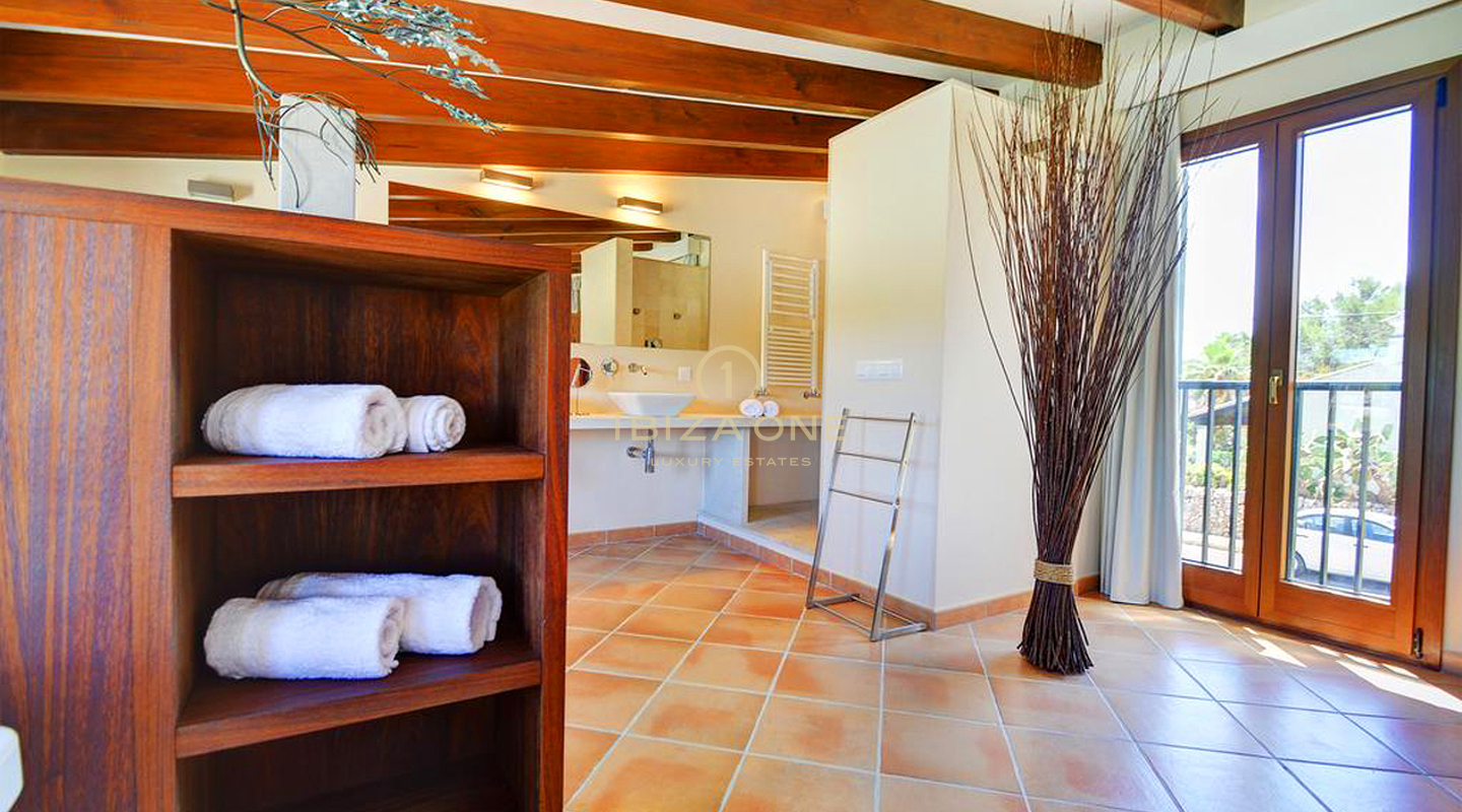 Preciosa villa de lujo en primera línea de estilo mallorquín justo en la playa con licencia de alquiler en venta, Ibiza - Preciosa villa de lujo en primera línea de estilo mallorquín justo en la playa con licencia de alquiler en alquiler, Ibiza