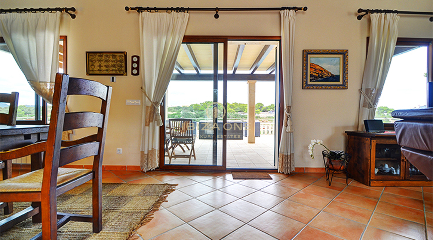 Beautiful luxury first line villa in Mallorcan style right on the beach with rental license for sale, Ibiza - Beautiful luxury first line villa in Mallorcan style right on the beach with rental license for rent, Ibiza