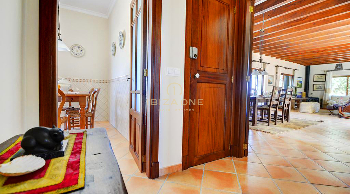 Beautiful luxury first line villa in Mallorcan style right on the beach with rental license for sale, Ibiza - Beautiful luxury first line villa in Mallorcan style right on the beach with rental license for rent, Ibiza