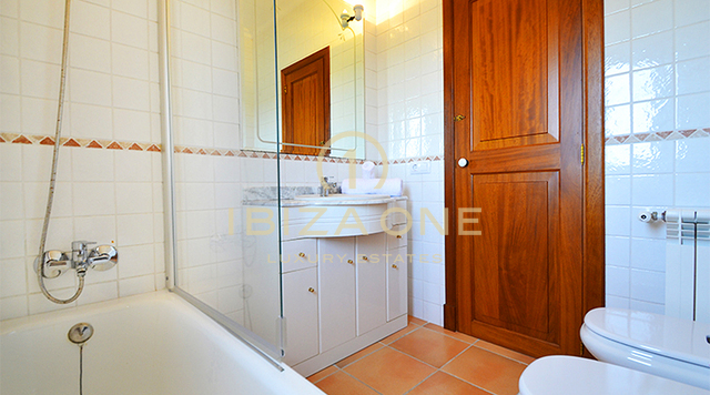 Preciosa villa de lujo en primera línea de estilo mallorquín justo en la playa con licencia de alquiler en venta, Ibiza - Preciosa villa de lujo en primera línea de estilo mallorquín justo en la playa con licencia de alquiler en alquiler, Ibiza