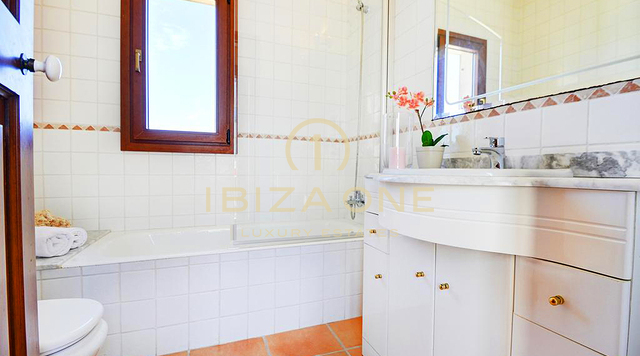 Preciosa villa de lujo en primera línea de estilo mallorquín justo en la playa con licencia de alquiler en venta, Ibiza - Preciosa villa de lujo en primera línea de estilo mallorquín justo en la playa con licencia de alquiler en alquiler, Ibiza