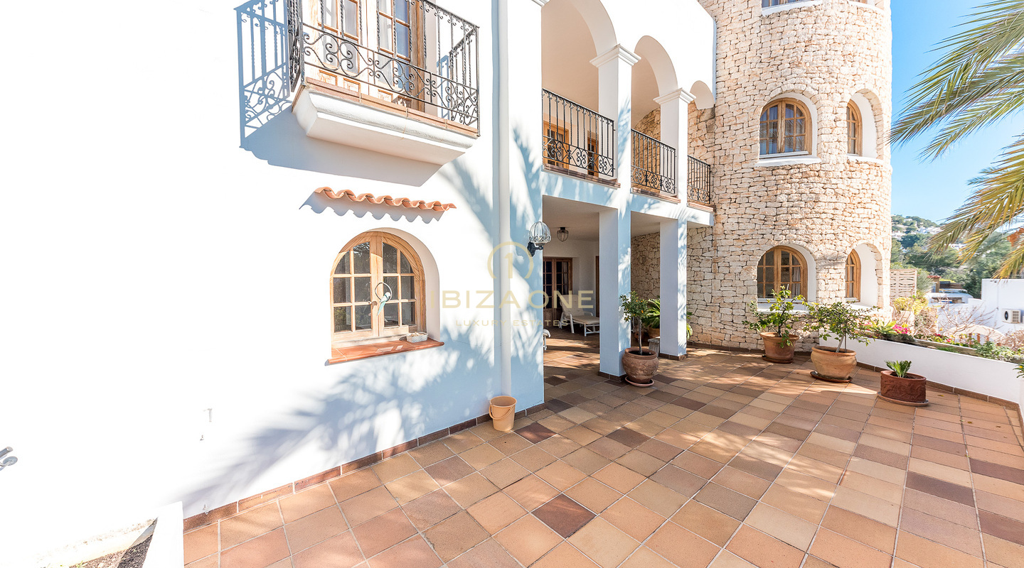 Mediterranean luxury villa with 11 bedrooms near Ibiza town for sale