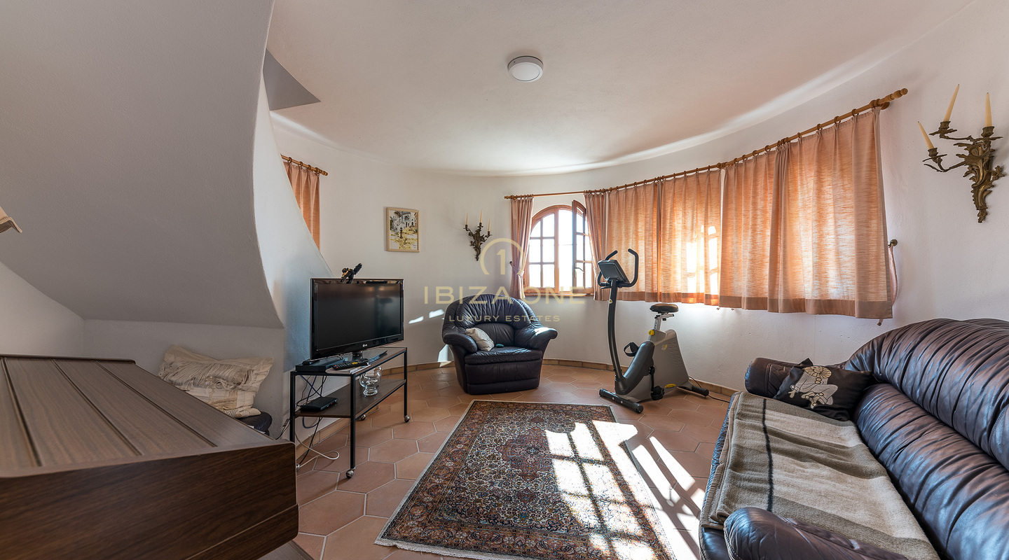 Средиземноморская роскошная вилла с 11 спальнями недалеко от города Ибица на продажу